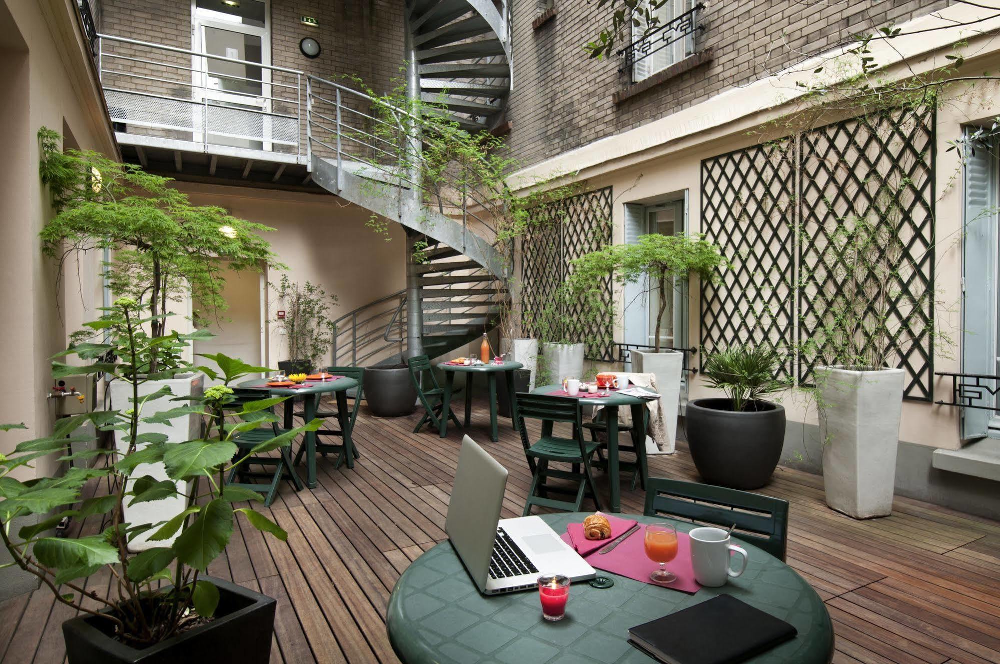 Adagio Access Philippe Auguste 2*